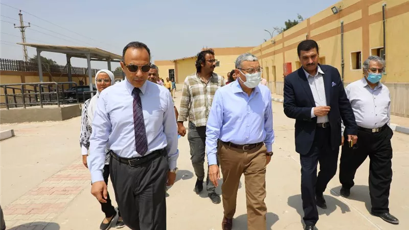 محافظ المنيا يتابع مشروعات حياة كريمة بالقرى ميدانيا