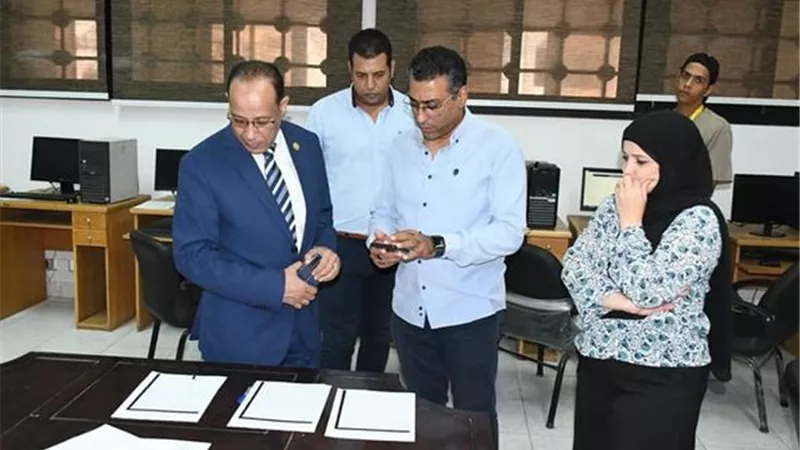 نائب رئيس جامعة القناة يتفقد مكتب التنسيق وإدارة الخدمات الطبية..صور