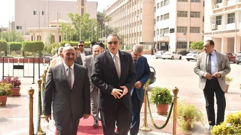 محافظ الشرقية يزور جامعة الزقازيق ويلتقي القائم بأعمال رئيس الجامعة