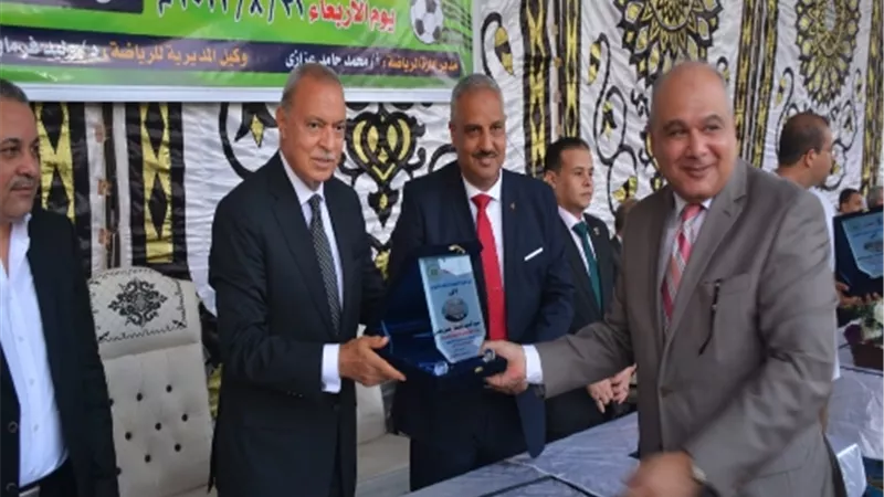 الهجان يفتتح حمام سباحة ويُكرِم وكلاء وزارة الشباب السابقين بسنديون.. صور