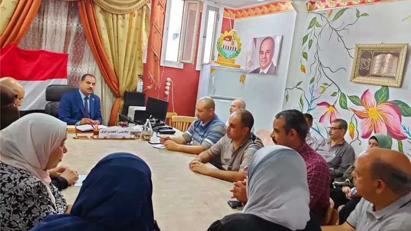 مدير تعليم الخانكة يتابع تدريبات المعلمين ويلتقي رؤساء الأقسام