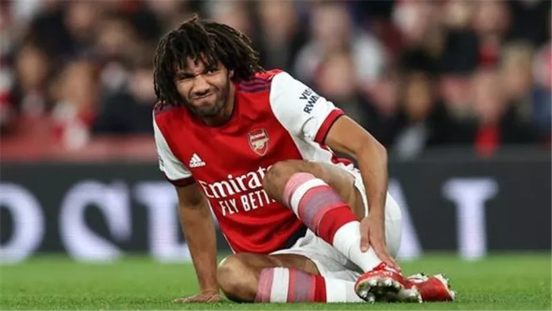 طبيب المنتخب الوطنى يطالب أرسنال بتقرير طبي لاصابة النني