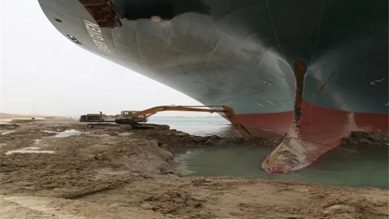 تبلغ حمولتها 64 ألف طن.. قناة السويس تنجح فى تعويم سفينة جانحة وتيسير الحركة الملاحية