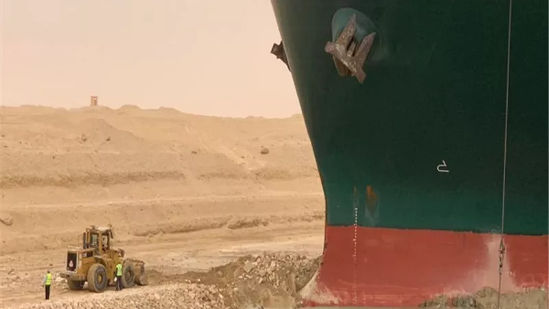 متحدث قناة السويس يكشف سبب جنوح سفينة البترول فى المجري الملاحي
