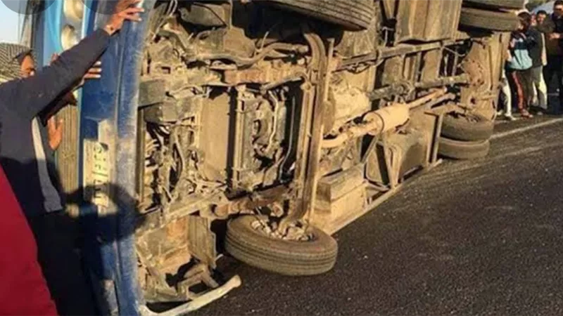 مصرع شخص وإصابة 22 فى انقلاب مينى باص بطريق الإسماعيلية الصحراوى
