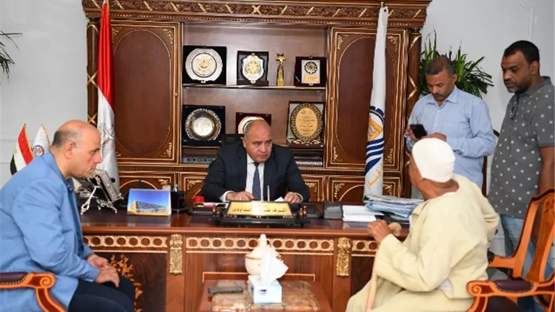 محافظ قنا والسكرتير العام يستقبلان 42 مواطنا للإستماع لشكواهم
