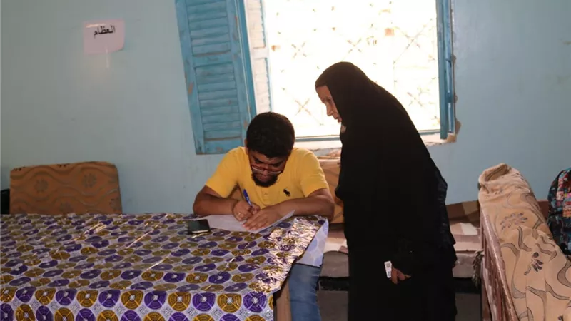 الكشف وعلاج ٤٧٢ مواطنا بقافلة الجامعة المجانية بقرية عباسه بقوص