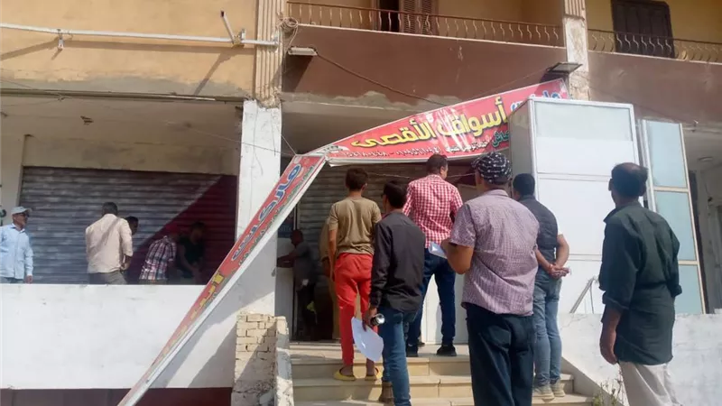 جهاز مدينة العبور يشن حملة إزالة بأحياء المدينة ..صور