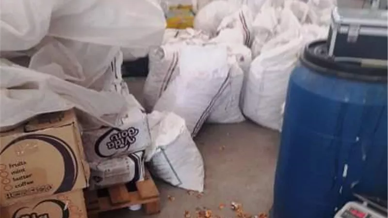 ضبط ٥٠٠ كيلو مواد غذائية مجهولة المصدر بمصنع بمدينة العاشر