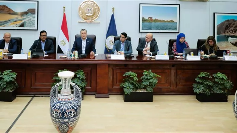 وزير السياحة يتابع الأعمال بمنطقة خدمات الزائرين بالمتحف المصري الكبير