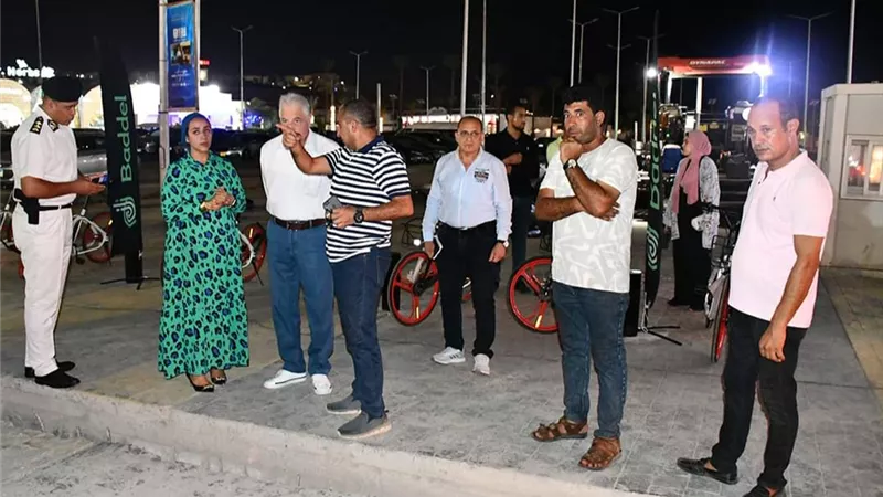 فودة يتفقد ثاني محطات الدراجات التشاركية أمام مدخل بوابة السوق التجارى