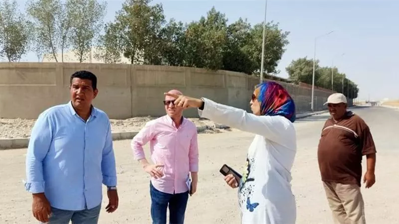 رئيس مدينة السويس الجديدة تتفقد موقع تنفيذ السياج الشجري بطول ٧ كم