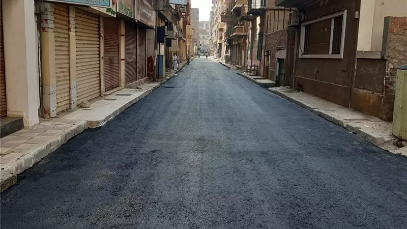 رصف ورفع كفاءة شوارع حي غرب أسيوط..صور