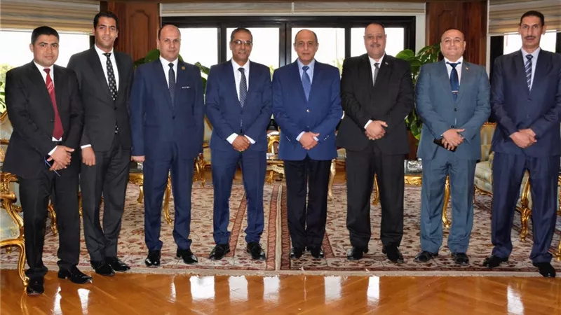 وزير الطيران المدني يلتقي أعضاء اللجنة النقابية للعاملين بالوزارة