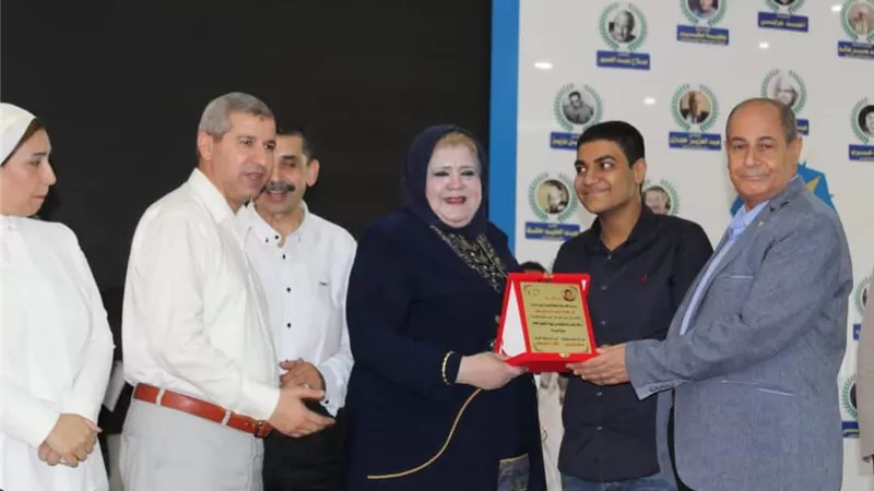وكيل وزارة التعليم يشارك فى حفل تكريم مدرسة الزقازيق الثانوية الحاصلة