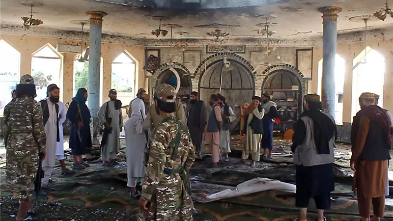 قتلى بينهم قيادي في طالبان بانفجار مسجد