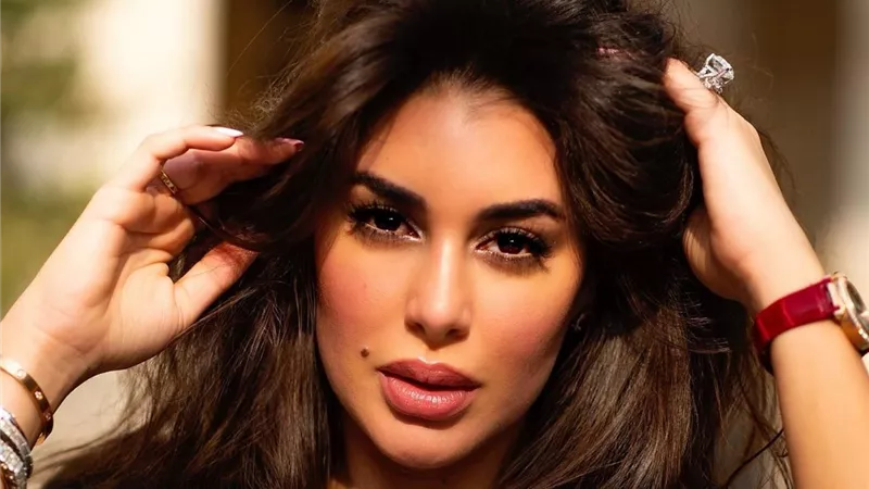 ياسمين صبري تطعم قردها في أحدث ظهور لها