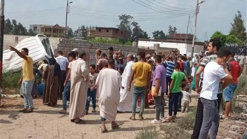 مصرع ٤ أشخاص واصابة ٨ أخرين فى حادث اصطدام ميكروباص بقطار فاقوس