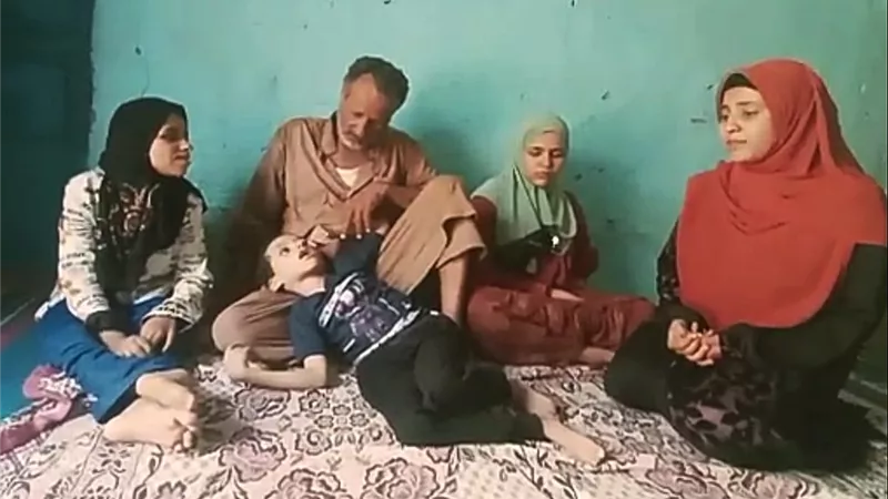 الحسرة تغتال حياة أسرة كاملة بها ثلاثة أشقاء من ذوى الإعاقة بالخارجة