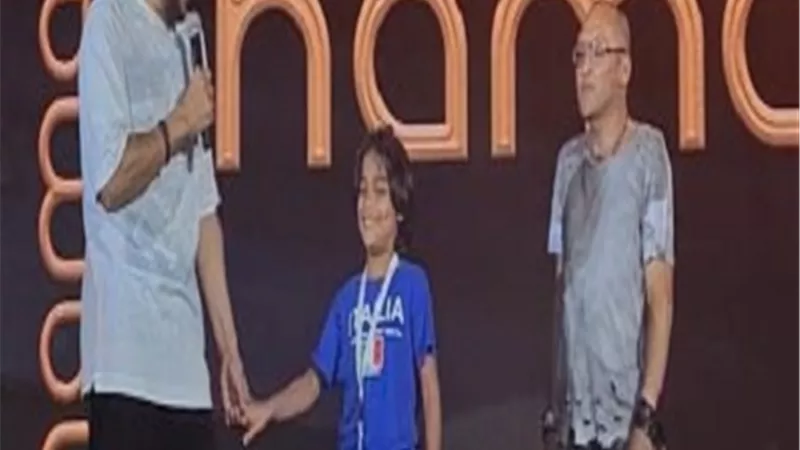 حماقي يغني 