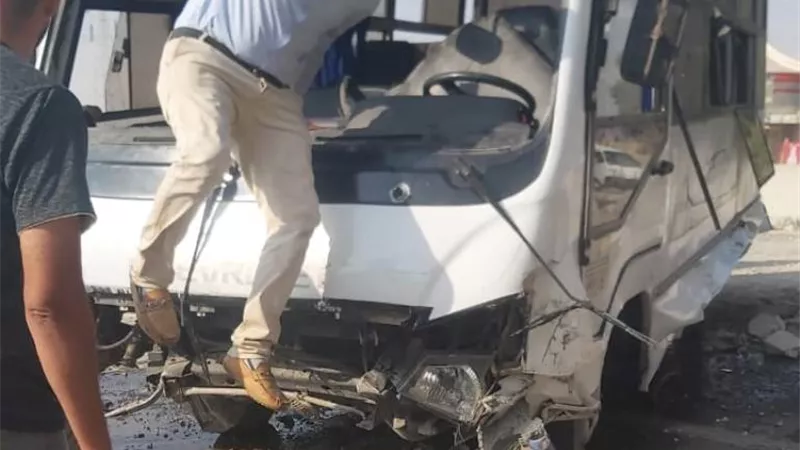 تفاصيل إصابة 11 شخص في تصادم ميكروباص بحاجز خرساني بالإسماعيلية ..صور