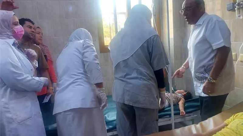 مدير صحة الشرقية يزور مصابي حادث قطار الصالحية بمستشفى فاقوس..صور