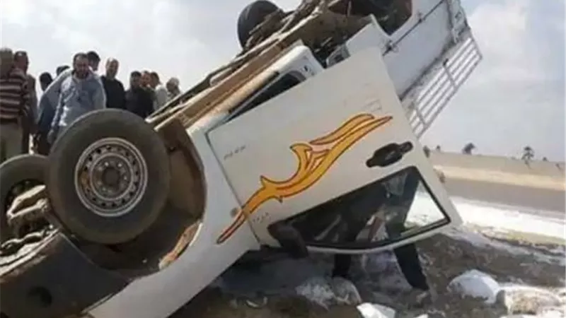 إصابة 15 فى انقلاب سيارة نصف نقل محملة بالعمال بأخميم