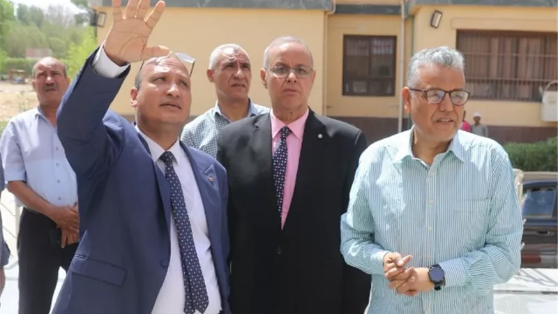 رئيس جامعة جنوب الوادى يتفقد موقع تسليم اوراق الطلاب
