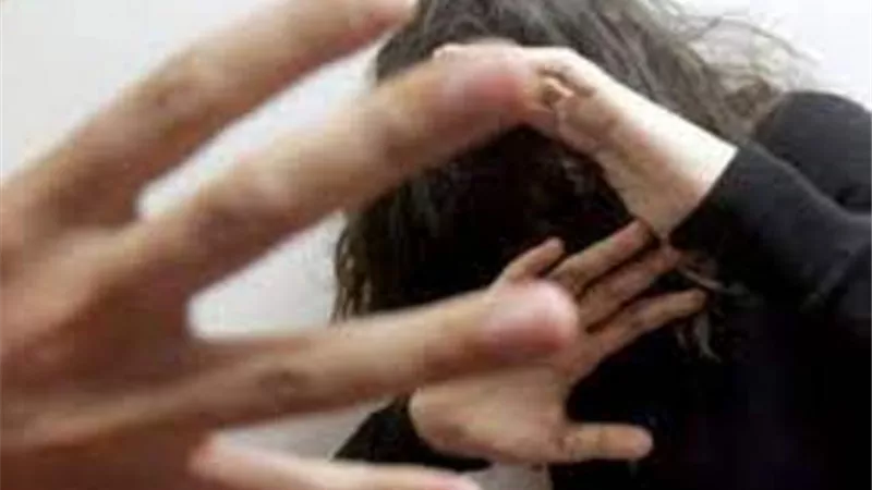 كشفت ملابسات فيديو استغاثة فتاة بتعدى والديها عليها بالضرب
