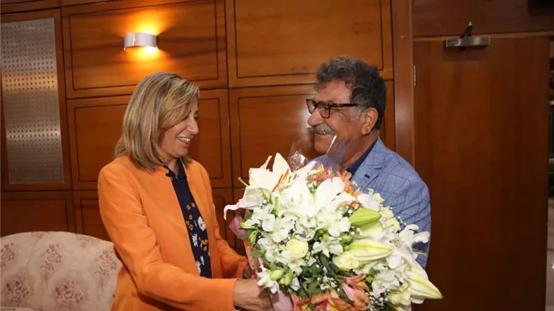 وزيرة الثقافة تستقبل الفنان محمد عبلة بمطار القاهرة