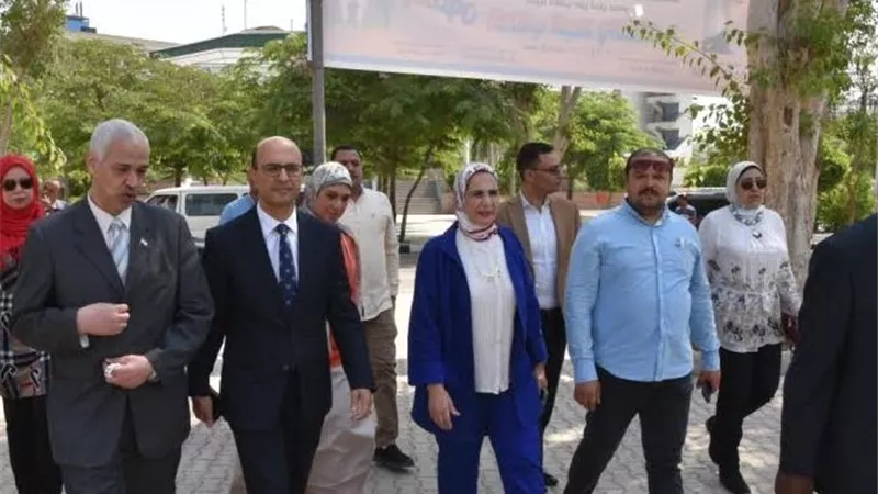 رئيس جامعة أسيوط يتفقد إنطلاق أعمال الكشف الطبى على الطلاب الجدد