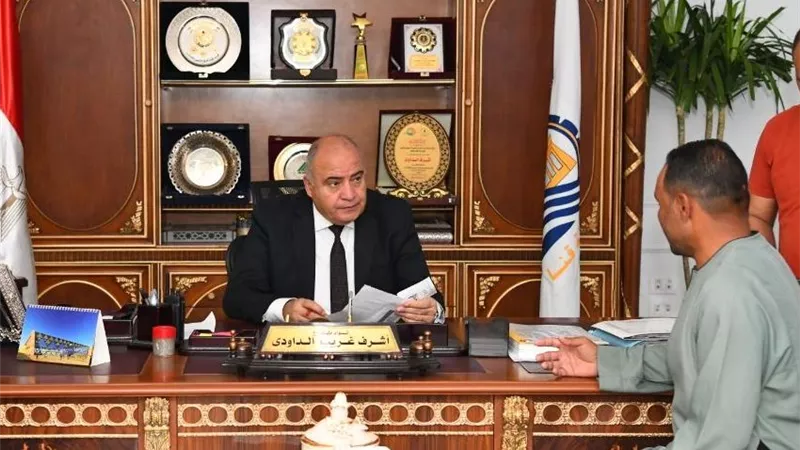 محافظ قنا ونائبه والسكرتير العام يستقبلون ٧١ مواطنا للإستماع لش