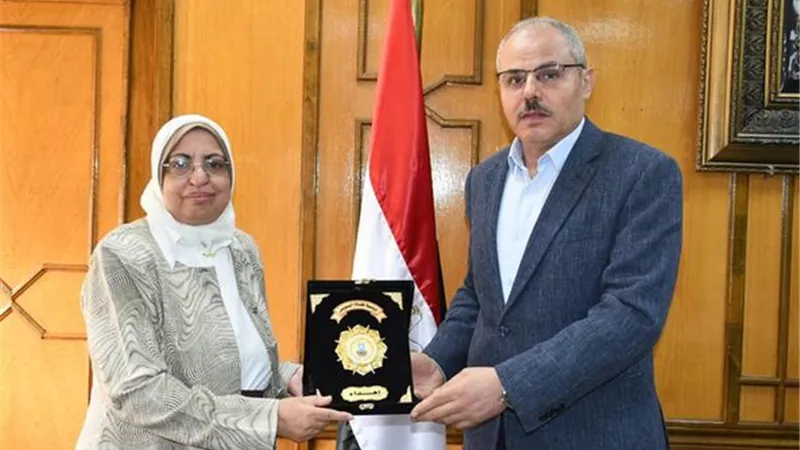 درع جامعة القناة للدكتورة ثناء النحلة الحاصلة على جائزة العطاء والوفاء