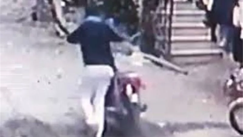 ضبط المتهميين بسرقة هاتف محمول من سيدة بأحد الكبارى فى القاهرة