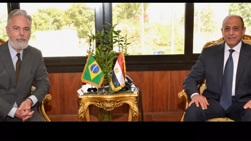 وزير الطيران يبحث مع السفير البرازيلي بمصر تعزيز التعاون في مجال