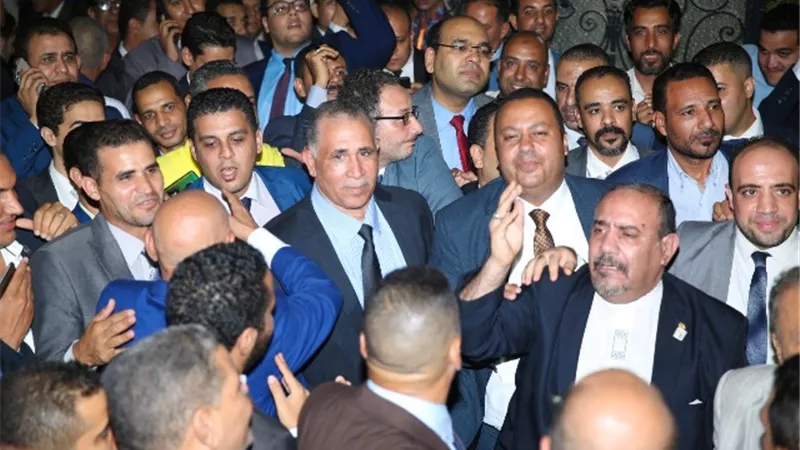 وسط أجواء احتفالية.. وصول عبدالحليم علام نقيب المحامين مقرالنقابة