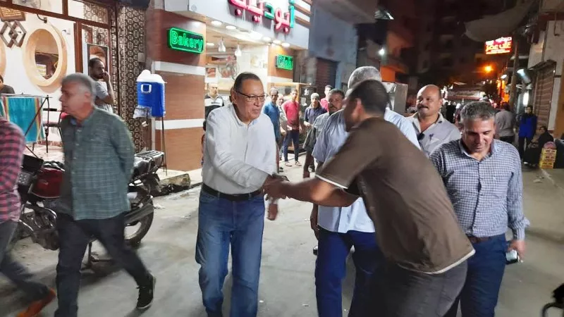 محافظ الشرقية يتفقدمدينة الزقازيق ويلتقى المواطنين