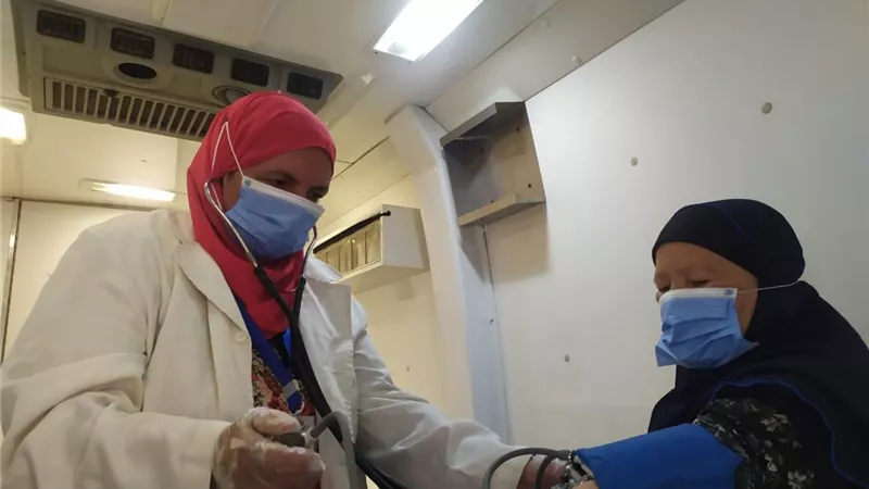 الكشف على 1600 مريضا في قافلة مجانية بقرية 