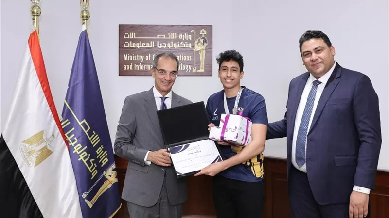 وزير الاتصالات يكرم منتخب مصر للرياضات الإلكترونية