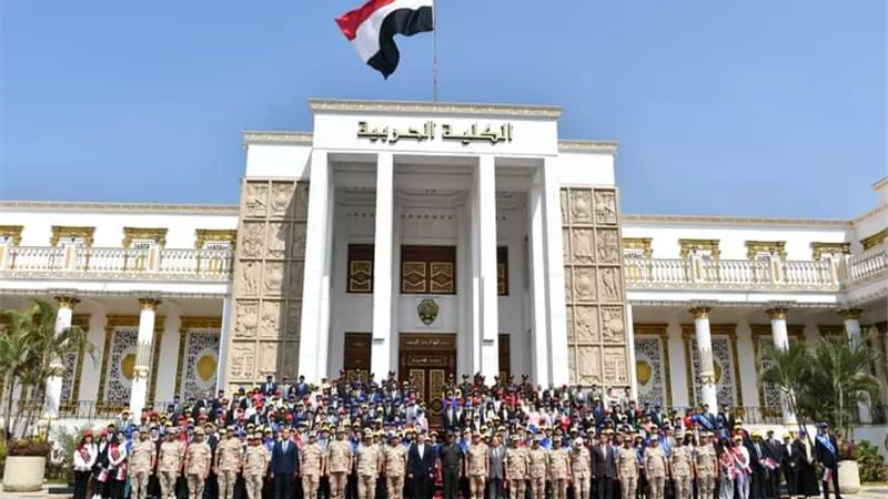 القوات المسلحة تنظم زيارة لمتدربى البرنامج الرئاسى للكلية الحربية