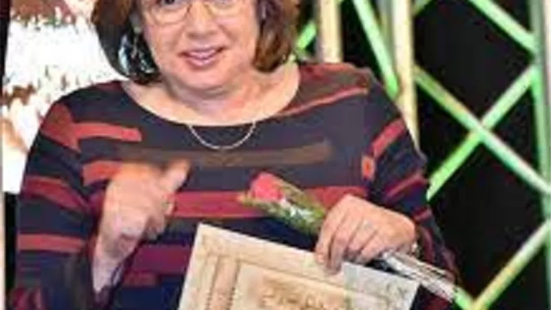 لفتة انسانية.. حنان سليمان تقبل يد طفل من ذوي القدرات الخاص