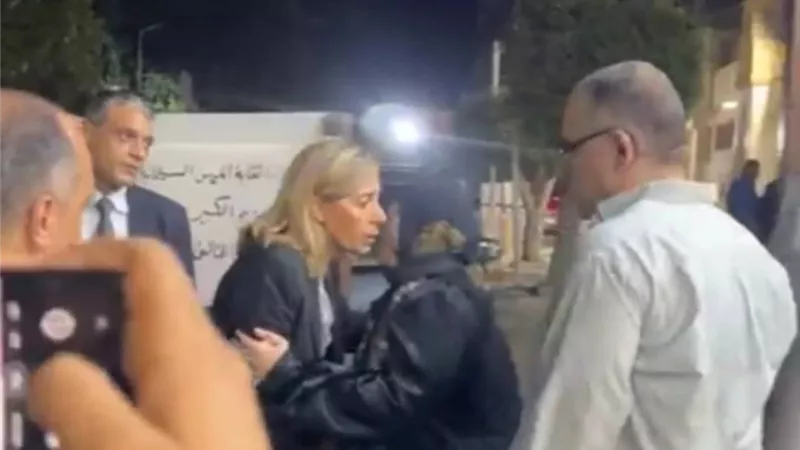 وزيرة الثقافة تقدم واجل العزاء لاسرة المخرج على عبد الخالق.. صور