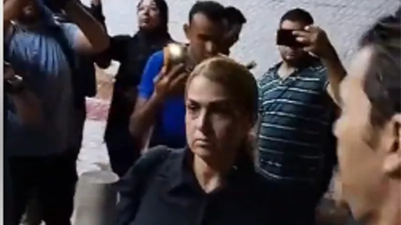 أحدث ظهور لـ سيمون فى عزاء المخرج على عبد الخالق.. صور