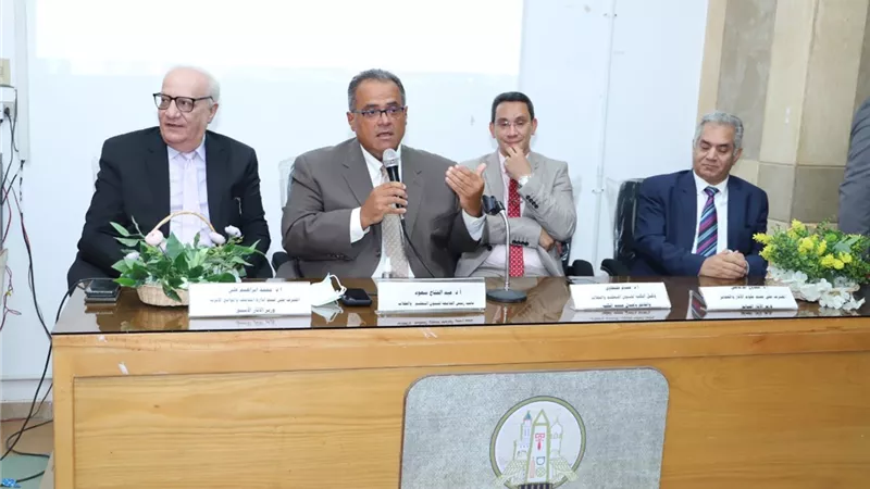 نائب رئيس جامعة عين شمس للتعليم يشهد اللقاء التعريفي للطلاب الجدد