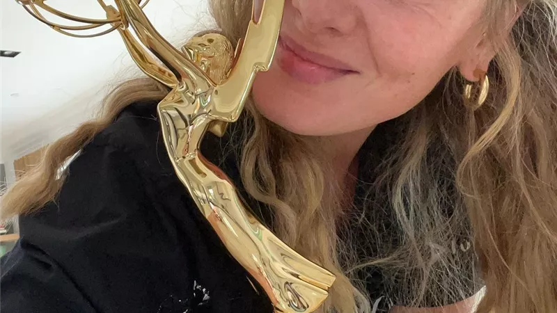 كيف احتفلت أديل بجائزة الـ Emmys التي حصدتها للمرة الأولي