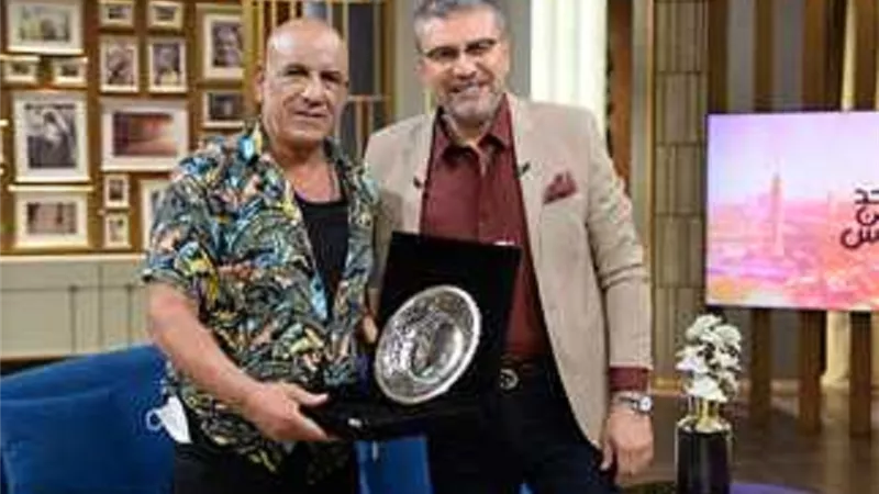 محمد لطفى يهدى درع تكريمه من برنامج واحد من الناس لـ خيرى بشارة
