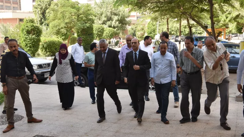 رئيس جامعة أسيوط في جولة تفقدية موسعة بكلية الزراعة