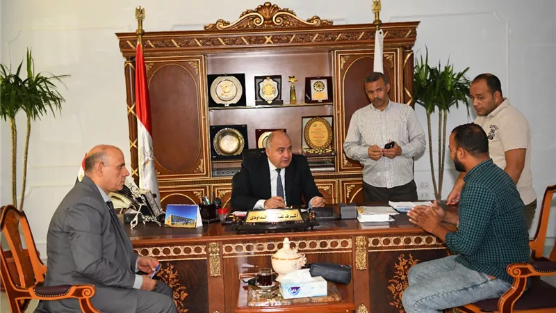 محافظ قنا ونائبه يستقبلان عددا من المواطنين للإستماع لشكواهم