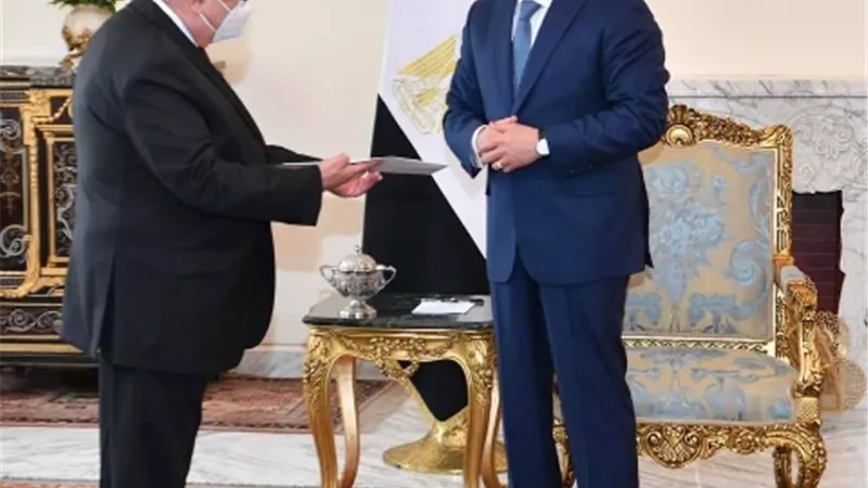 السيسى يتسلم دعوة نظيره الجزائرى للمشاركة بالقمة العربية فى نوفمب