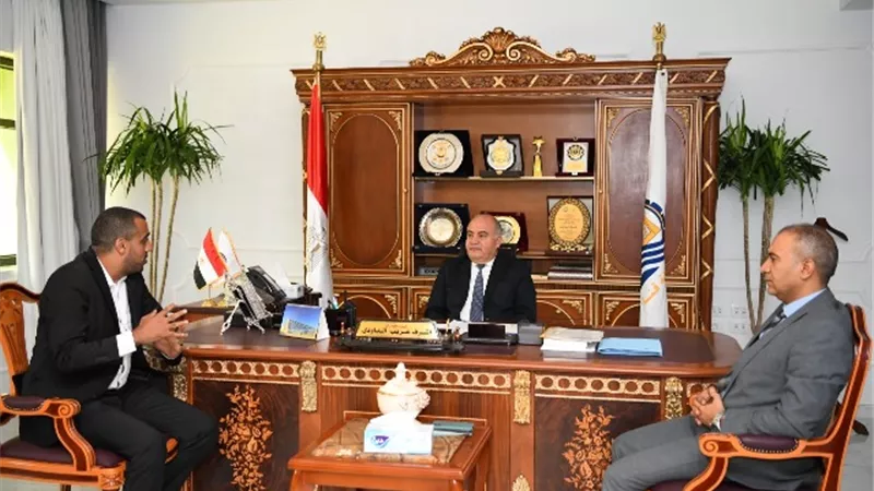 محافظ قنا يبحث مع وفد مؤسسة صناع الحياه آلية توفير 350 مشروع صغير
